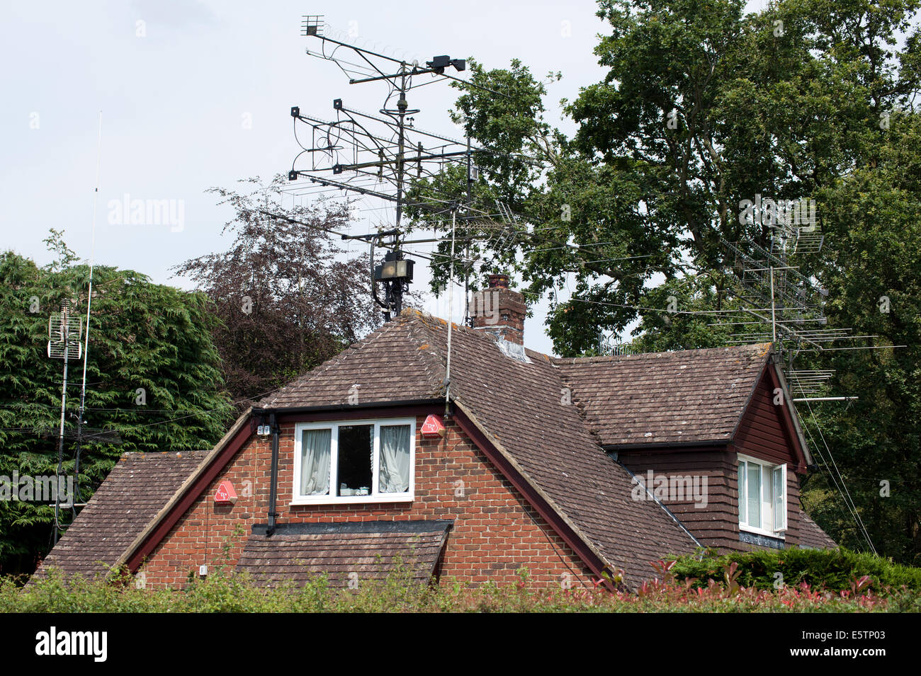 Antena de radio excesivo en el techo de una casa privada, Telégrafo Lane, cuatro marcas, Hampshire, Inglaterra, Reino Unido. Foto de stock