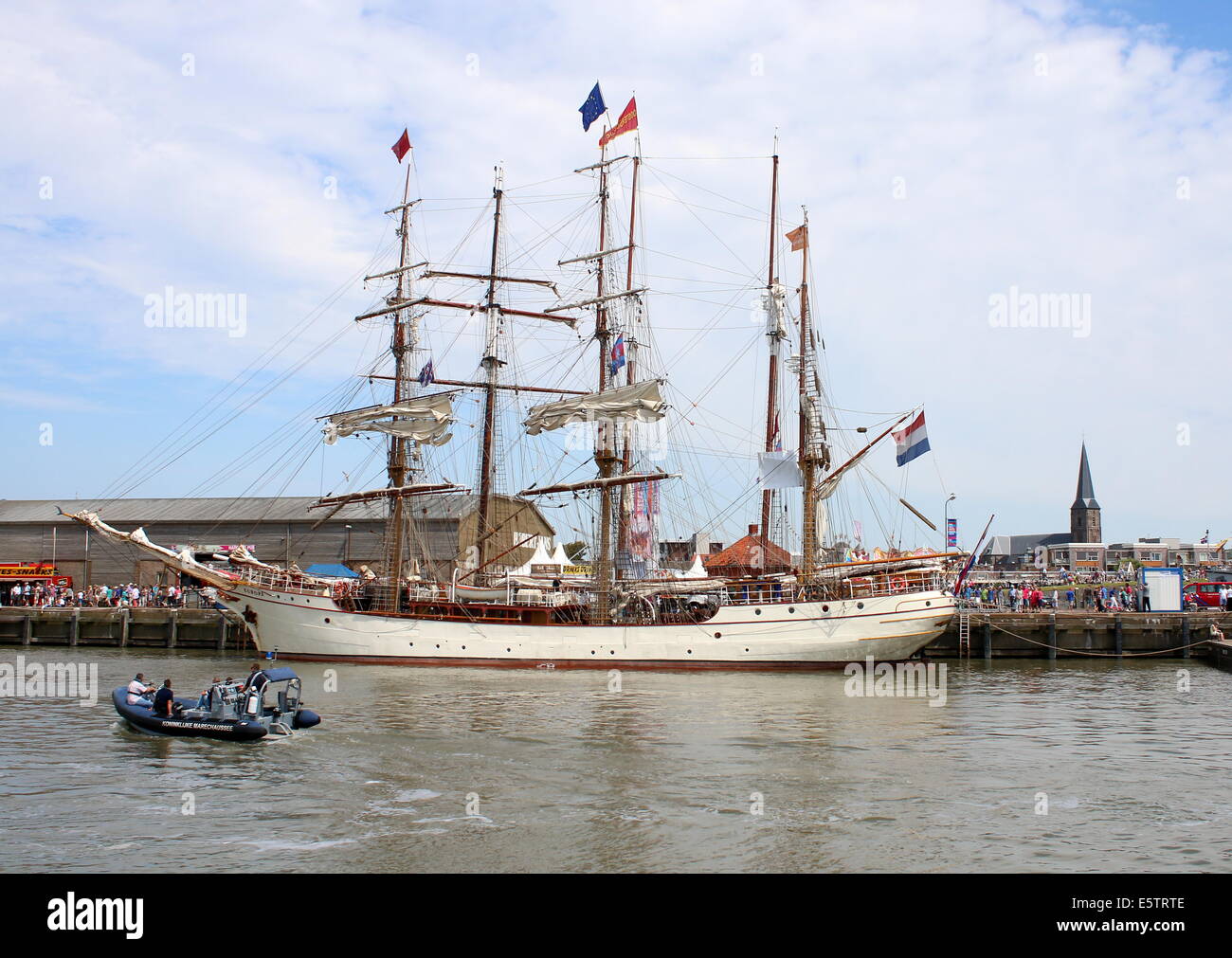 Casco de acero holandés barca y Tall Ship Europa en julio de 2014 Tall Ship Carreras en Harlingen, Holanda Foto de stock
