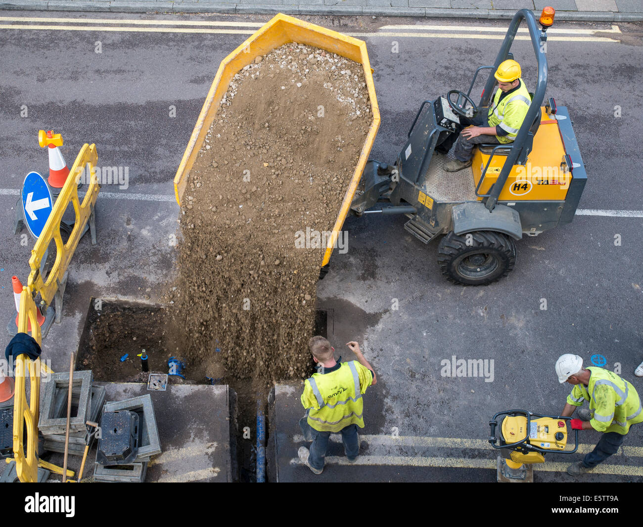 UK obras de reparación y sustitución de tuberías enterradas las tuberías por contratistas - Amey Foto de stock