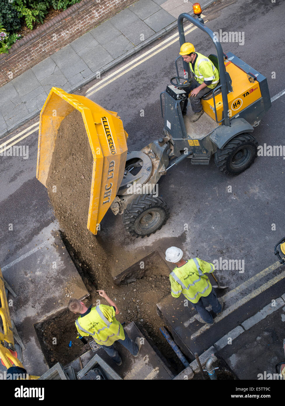 UK obras de reparación y sustitución de tuberías enterradas las tuberías por contratistas - Amey Foto de stock