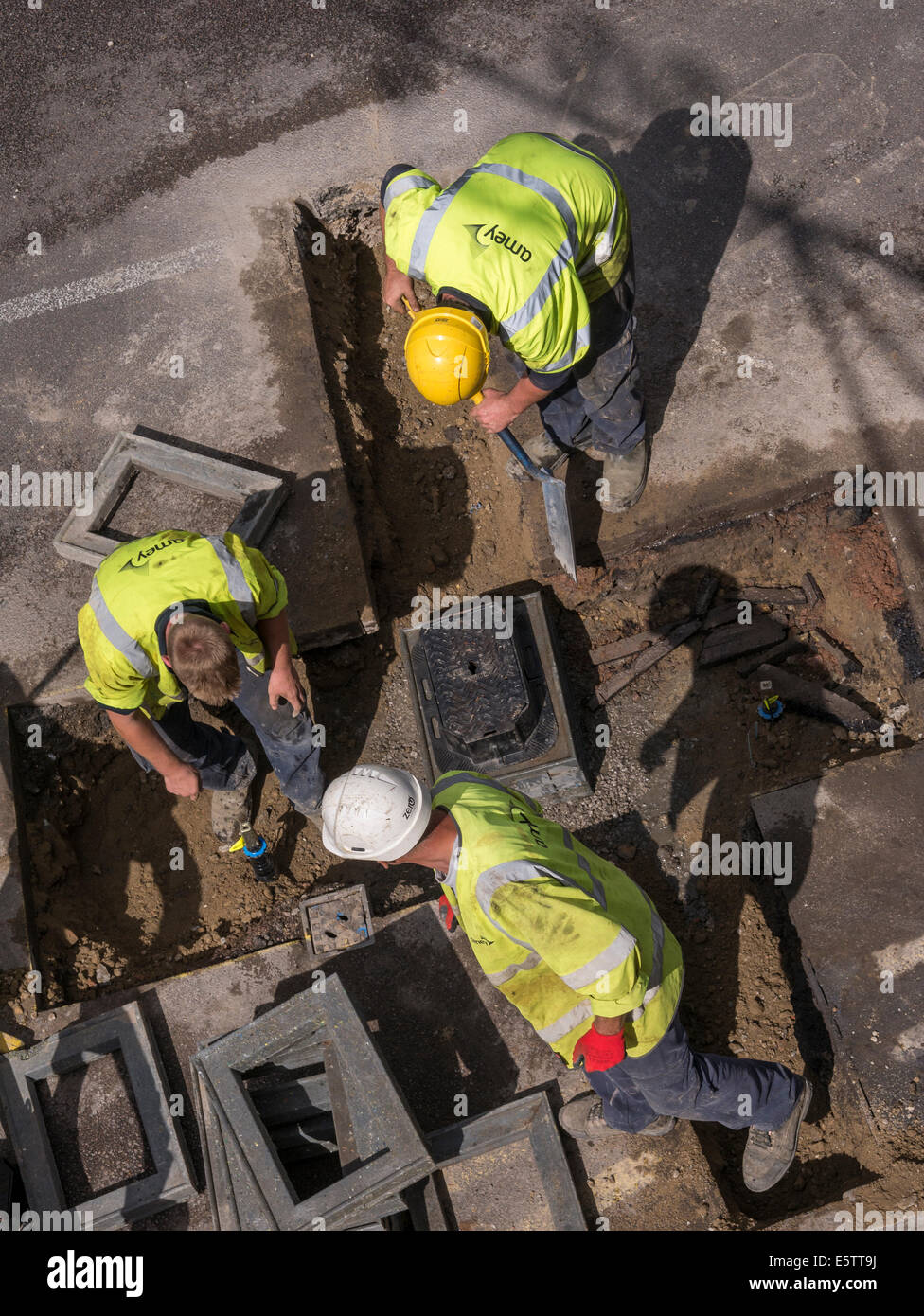UK obras de reparación y sustitución de tuberías enterradas las tuberías por contratistas - Amey Foto de stock