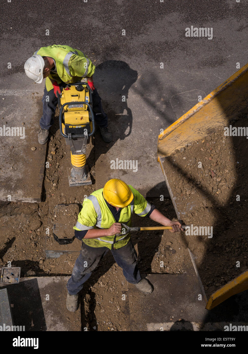 UK obras de reparación y sustitución de tuberías enterradas las tuberías por contratistas - Amey Foto de stock