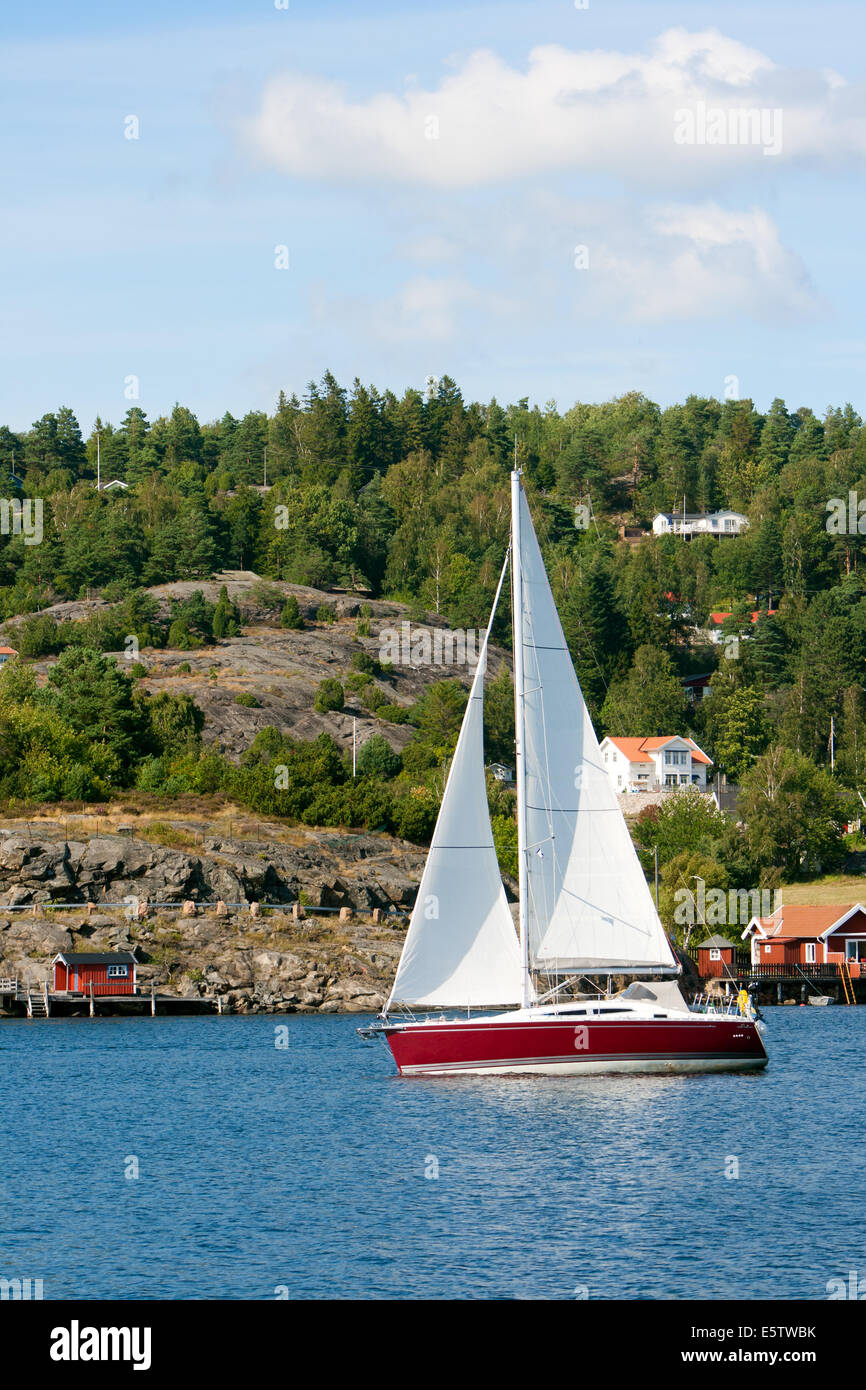 Yate de vela en un lago en Suecia Foto de stock