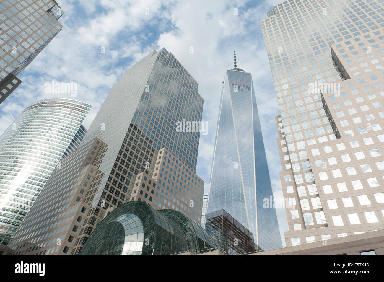1 World Trade Center en Manhattan con Battery Park City's Brookfield Place y la sede de Goldman Sachs en el primer plano. Foto de stock