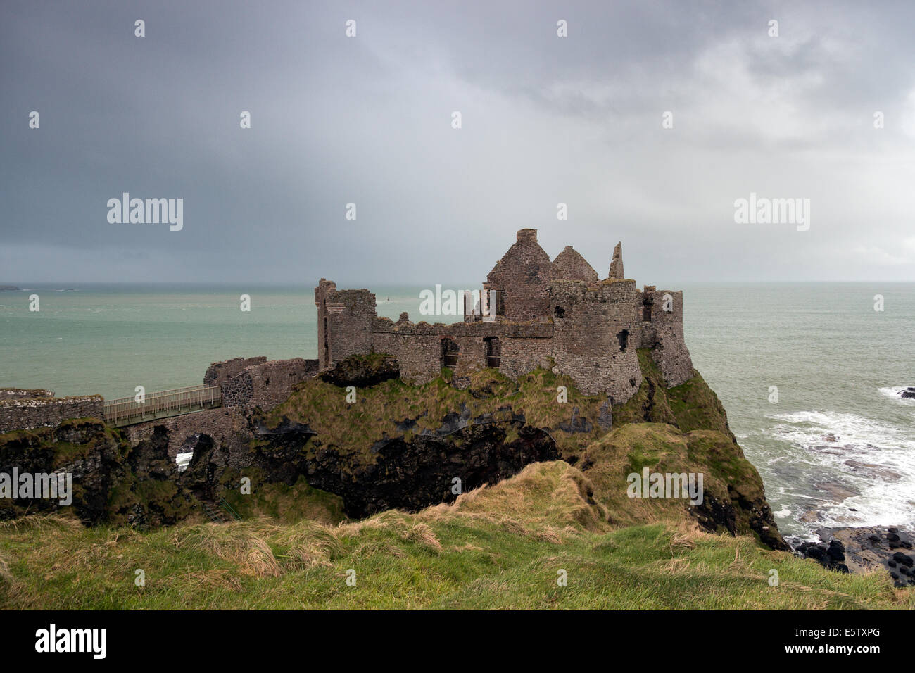 Castillo de Dunluce, ruinas de un castillo medieval en Irlanda del Norte Foto de stock