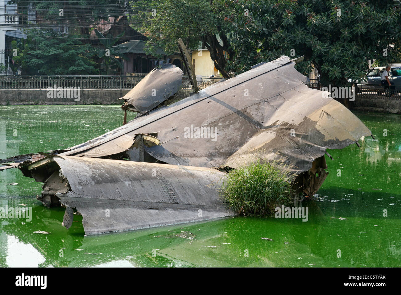 Los restos de un bombardero B-52 estadounidense en Huu Tiep Lago, Hanoi, Vietnam. El avión fue derribado por un misil SAM vietnamita durante Foto de stock