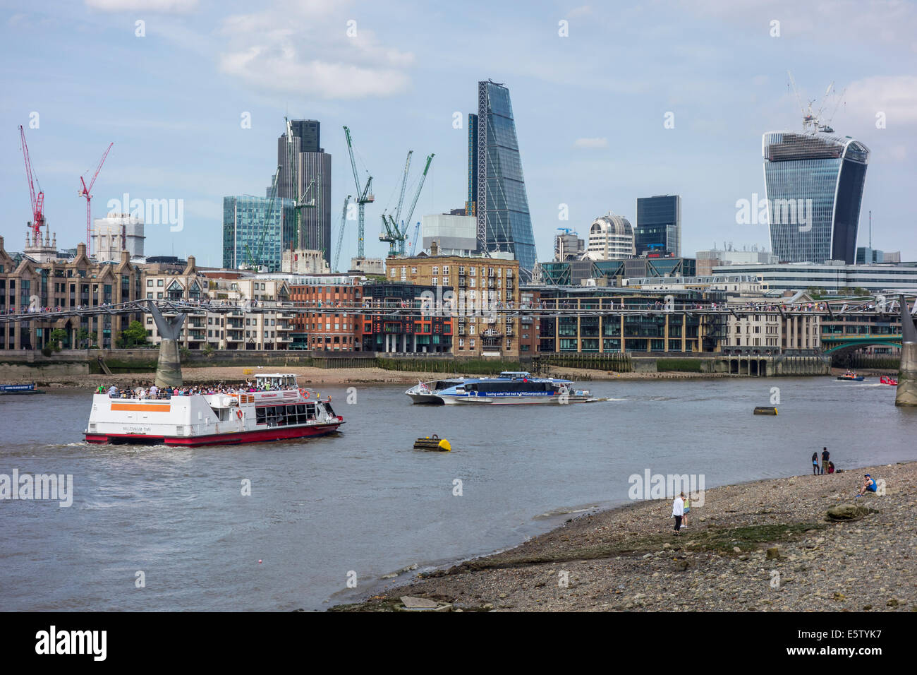 Río Támesis los barcos de excursión por la ciudad de Londres, Inglaterra Foto de stock