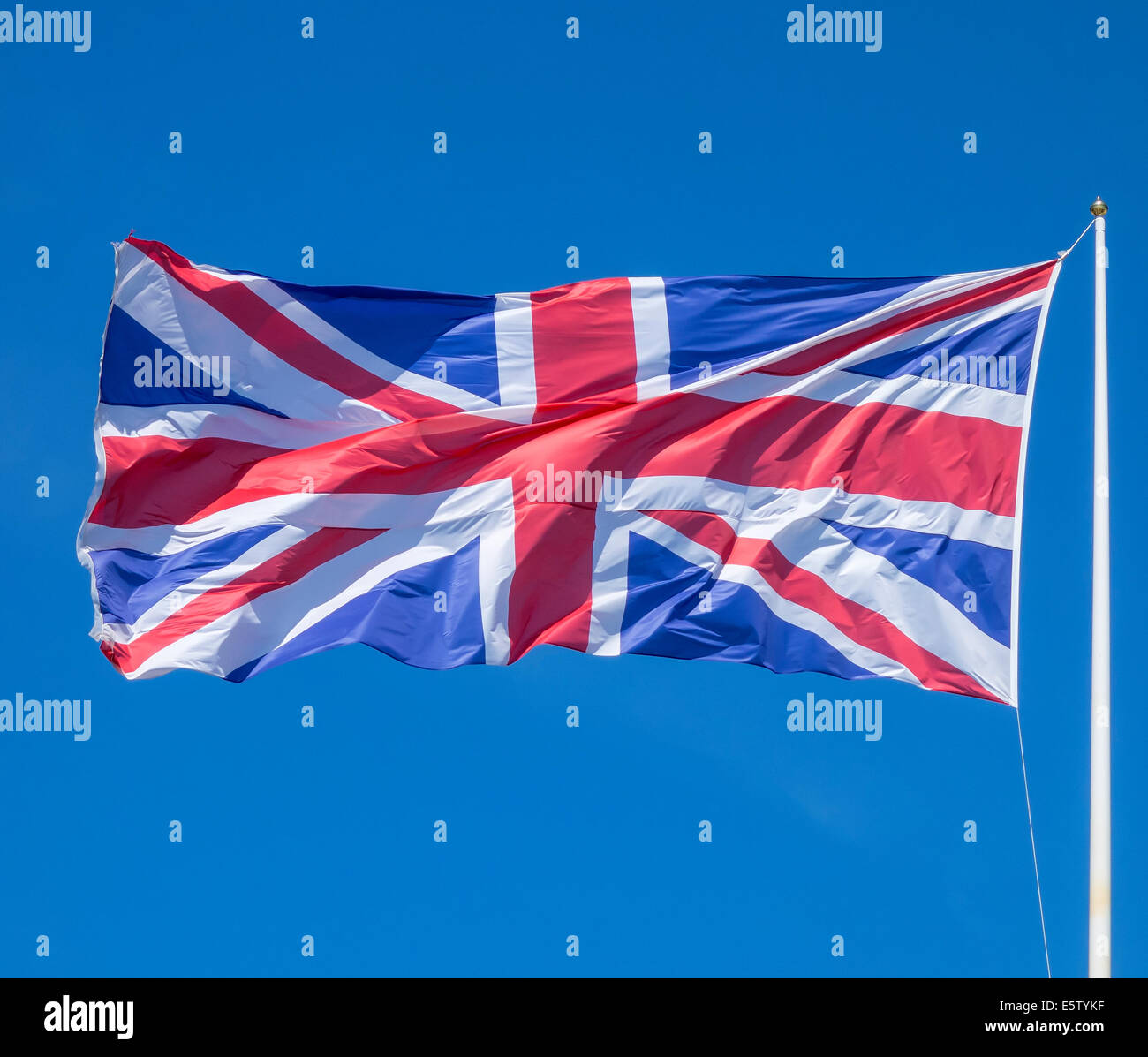 Union Jack Europea bandera ondeando en el viento fuerte Foto de stock