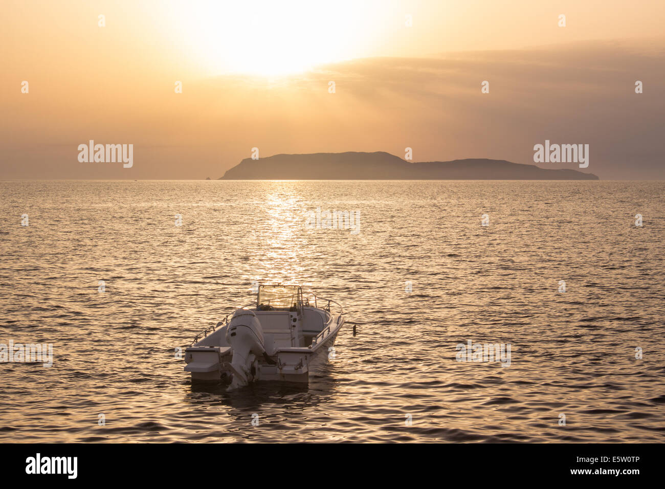 Levanzo isla Sicilia sunset mar barco de pesca "Sol de cielo color amarillo naranja 'Copiar' espacio nadie Foto de stock