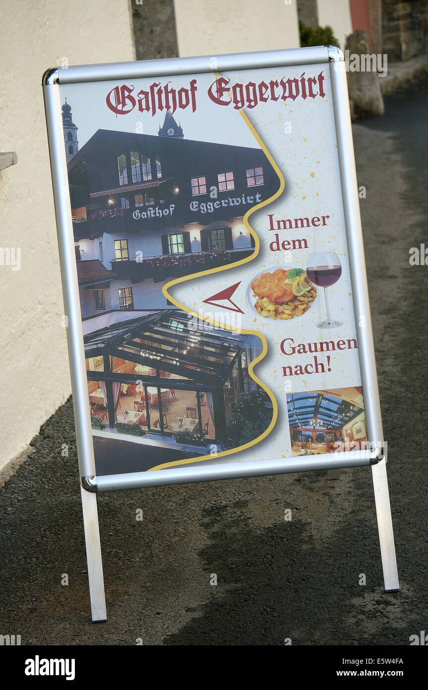 Panel de información de publicidad de negocios fuera de un hotel en la ciudad De Kitzbuhel Austria Europa UE 2013 Foto de stock