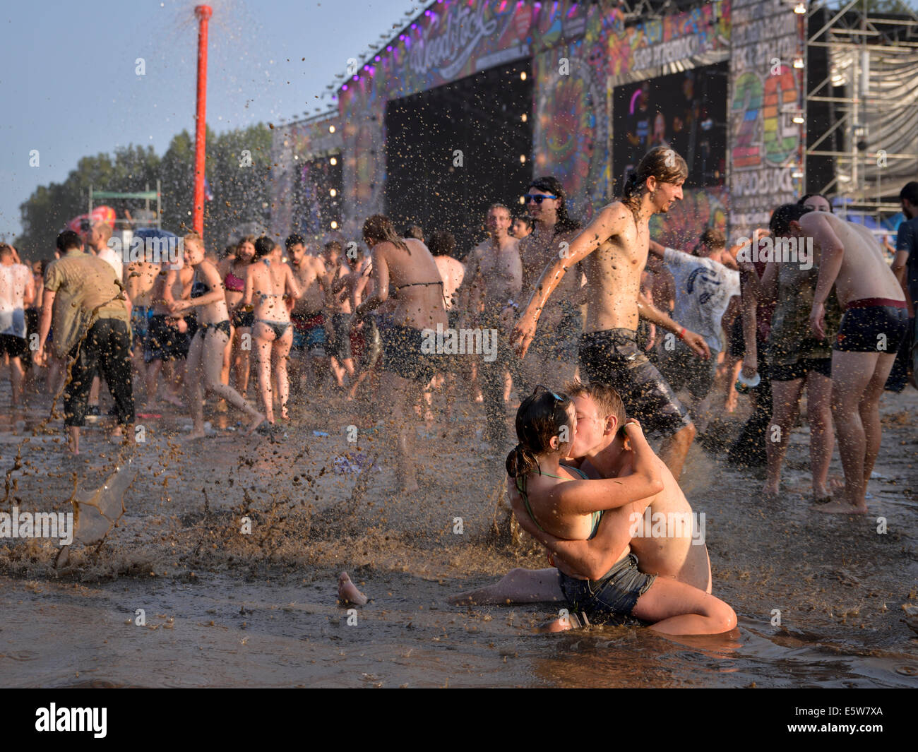 KOSTRZYN NAD ODRA, POLONIA - Agosto 2, 2014: Festival Przystanek Woodstock - ventiladores baño en el barro en frente del escenario. Foto de stock