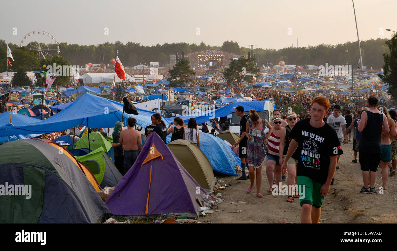 KOSTRZYN NAD ODRA, POLONIA - Agosto 2, 2014: Festival Przystanek Woodstock - vista de la gente sobre el camping y el festival Escena. Foto de stock