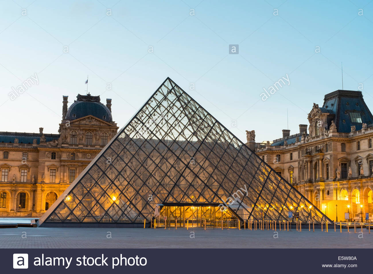 Patio y la pirámide de cristal del Louvre, París, al amanecer Îsle-de-France, Francia Foto de stock