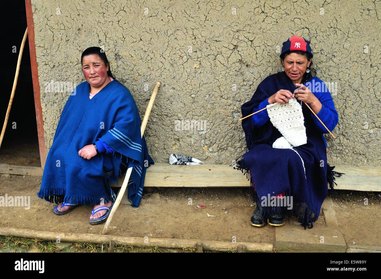 Mujer Peruana hilando lana Fotografía de stock - Alamy