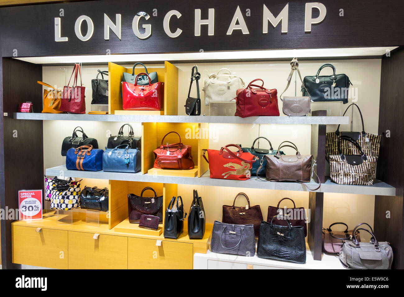 Longchamp store interior fotografías e imágenes de alta - Alamy