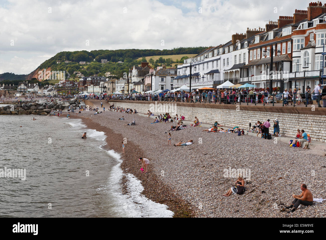 Frente al mar y a la playa en Sidmouth durante el festival folk de 2014. Foto de stock