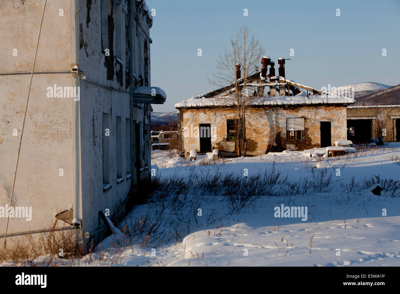 Casa de pueblo abandonado cubierto de nieve ruinas Federación Foto de stock