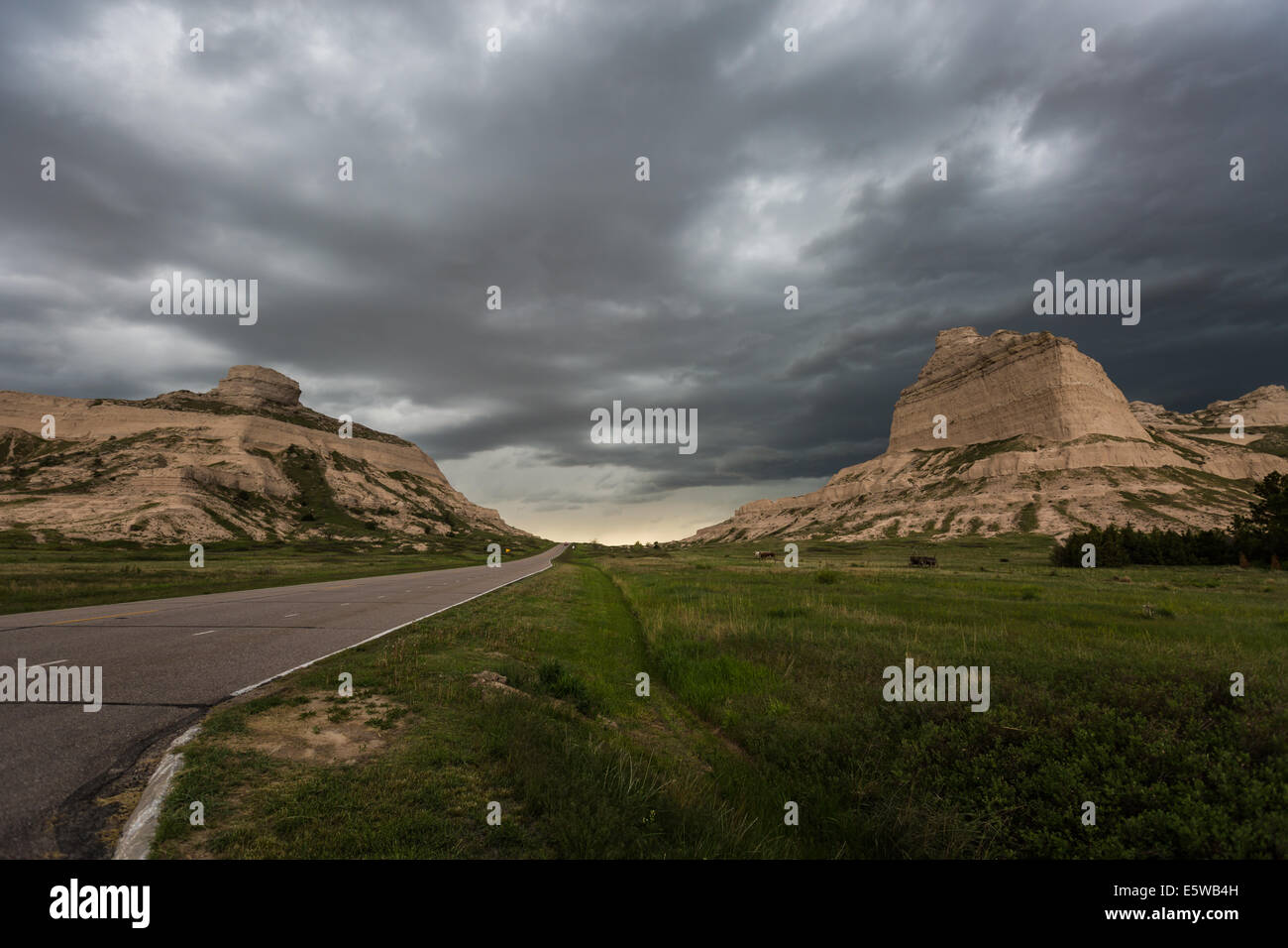 La Hermosa Y Diversa Arido Paisaje Del Desierto De Nuevo Mexico Con Montanas Colinas Llanuras Y Solitarias Carreteras Fotografia De Stock Alamy