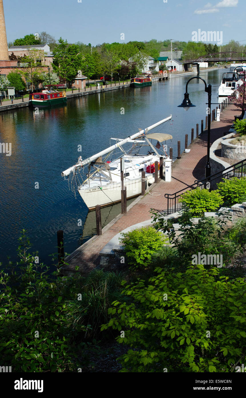 Velero con el mástil hacia abajo para viajar en el Canal Erie Foto de stock
