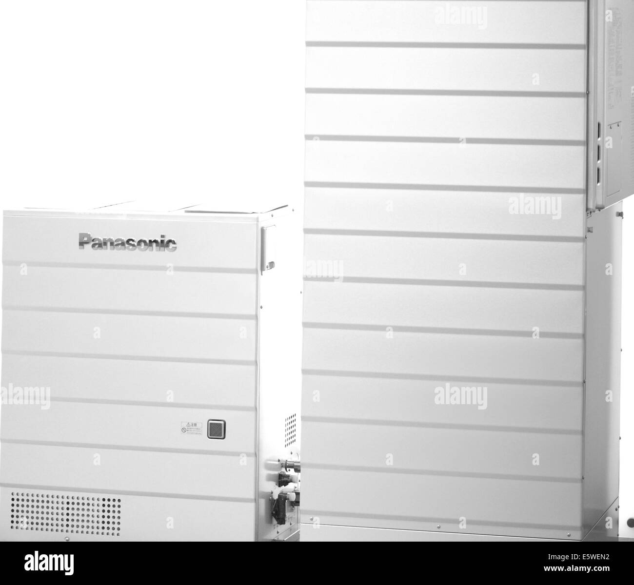 La producción combinada de electricidad y calor interno electrodomésticos Panasonic - La tecnología de celda de combustible 2006 Foto de stock