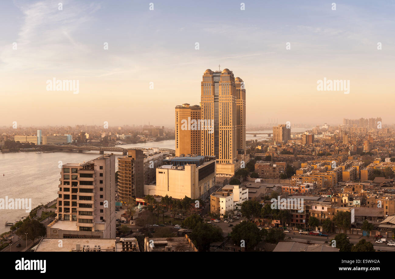 El Cairo, Egipto, del paisaje urbano con Fairmont Nile City Hotel edificio sobre el río Nilo Foto de stock