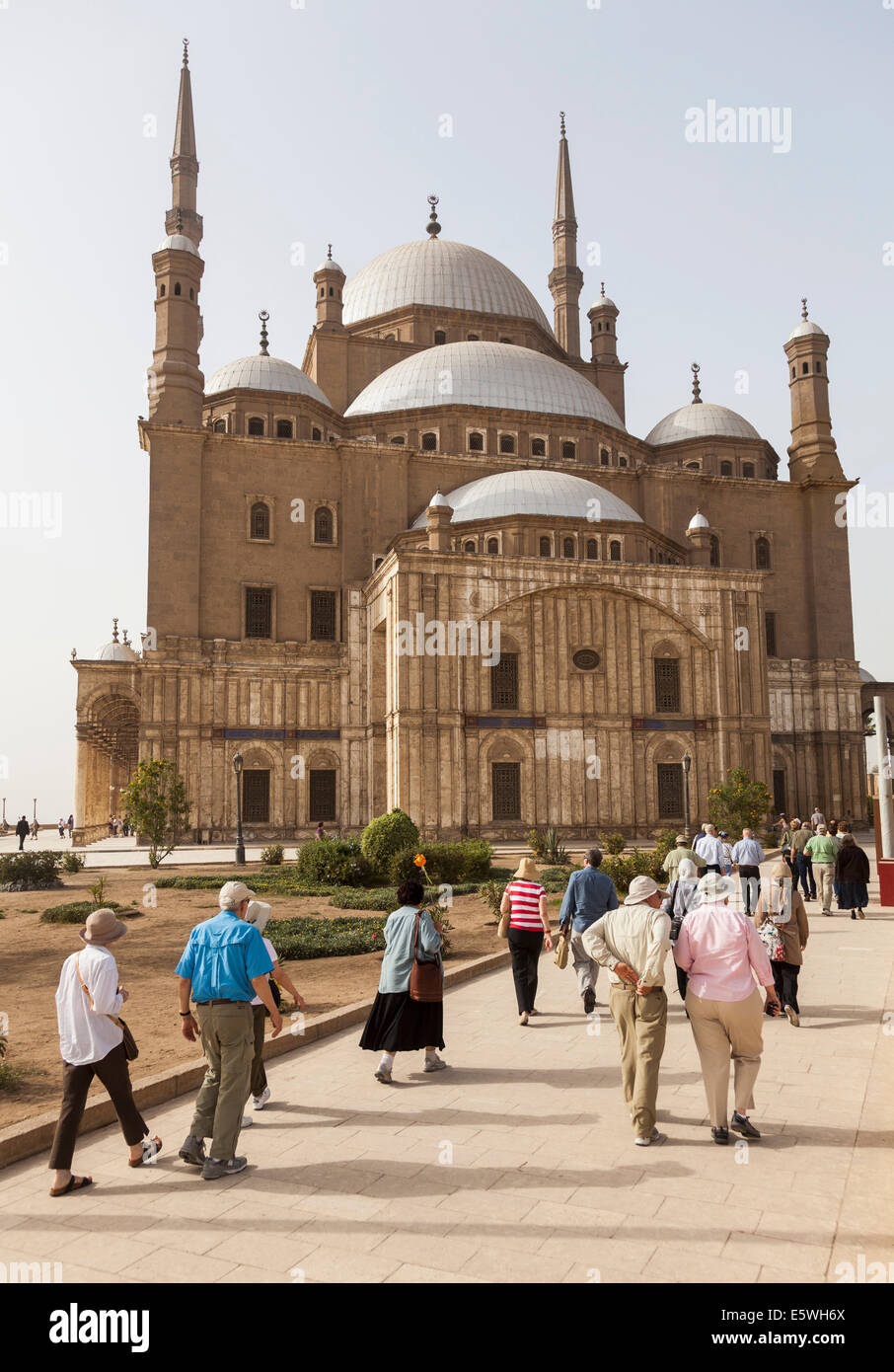 El Cairo, Egipto - Turistas acercarse a la Mezquita de Alabastro o Mezquita de Muhammad Ali Pasha en la Ciudadela de El Cairo, Egipto Foto de stock