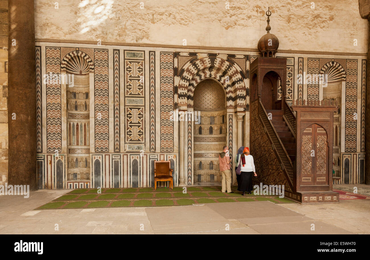 El Minbar con turistas en la Mezquita de Alabastro en la Ciudadela de El Cairo, Egipto Foto de stock