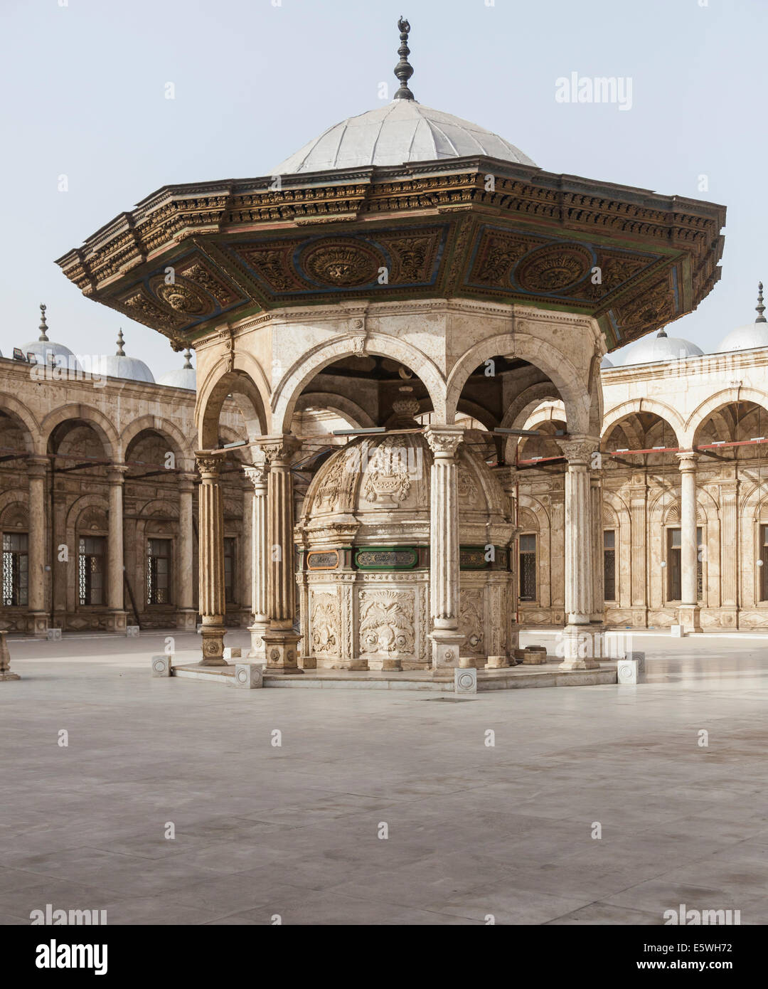 La Ciudadela de El Cairo, Egipto - El patio interior de la Mezquita de Alabastro o Mezquita de Muhammad Ali Pasha Foto de stock