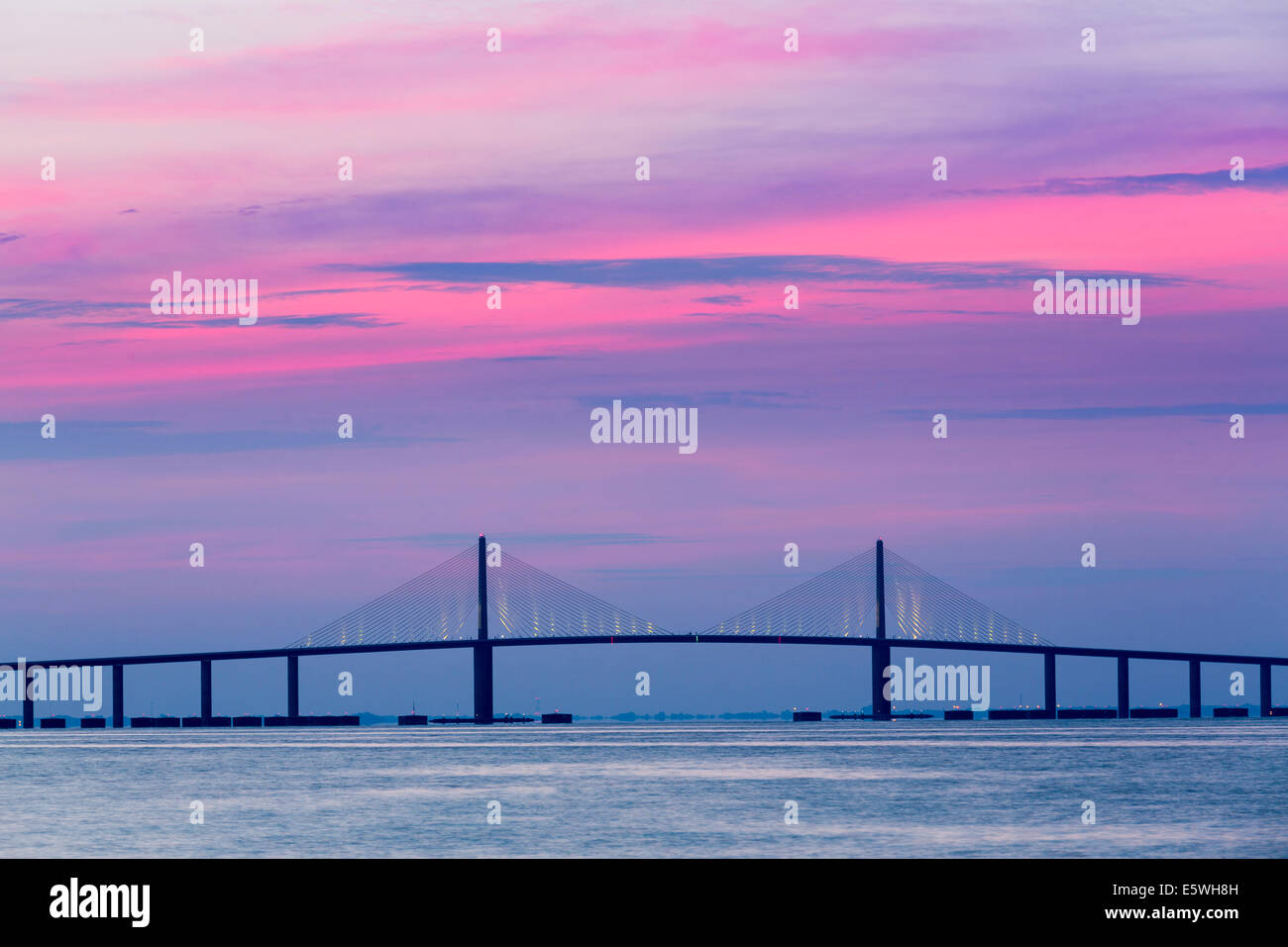Amanecer sobre el Sunshine Skyway Bridge de St Petersburg, Florida, EE.UU. a través de la Bahía de Tampa. Foto de stock