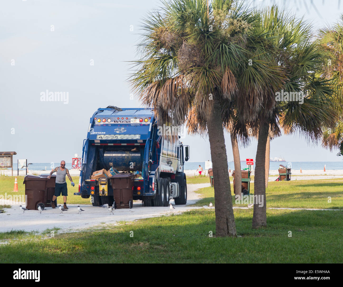 La recolección de basura en el condado de Fort de Soto Park, Florida, EE.UU. Foto de stock