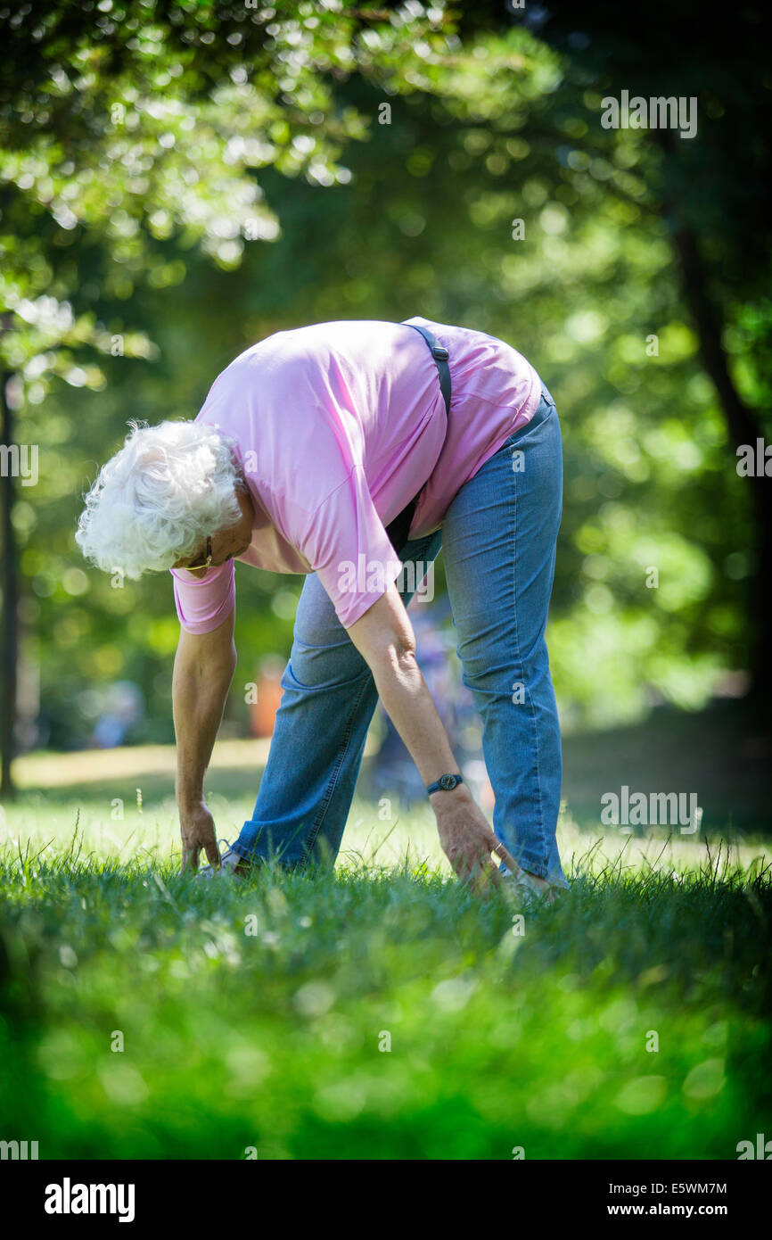 Persona anciana practicando un deporte Foto de stock