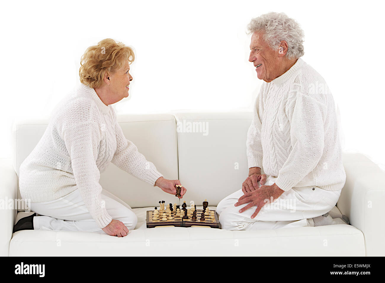 Los ancianos jugando al ajedrez Foto de stock