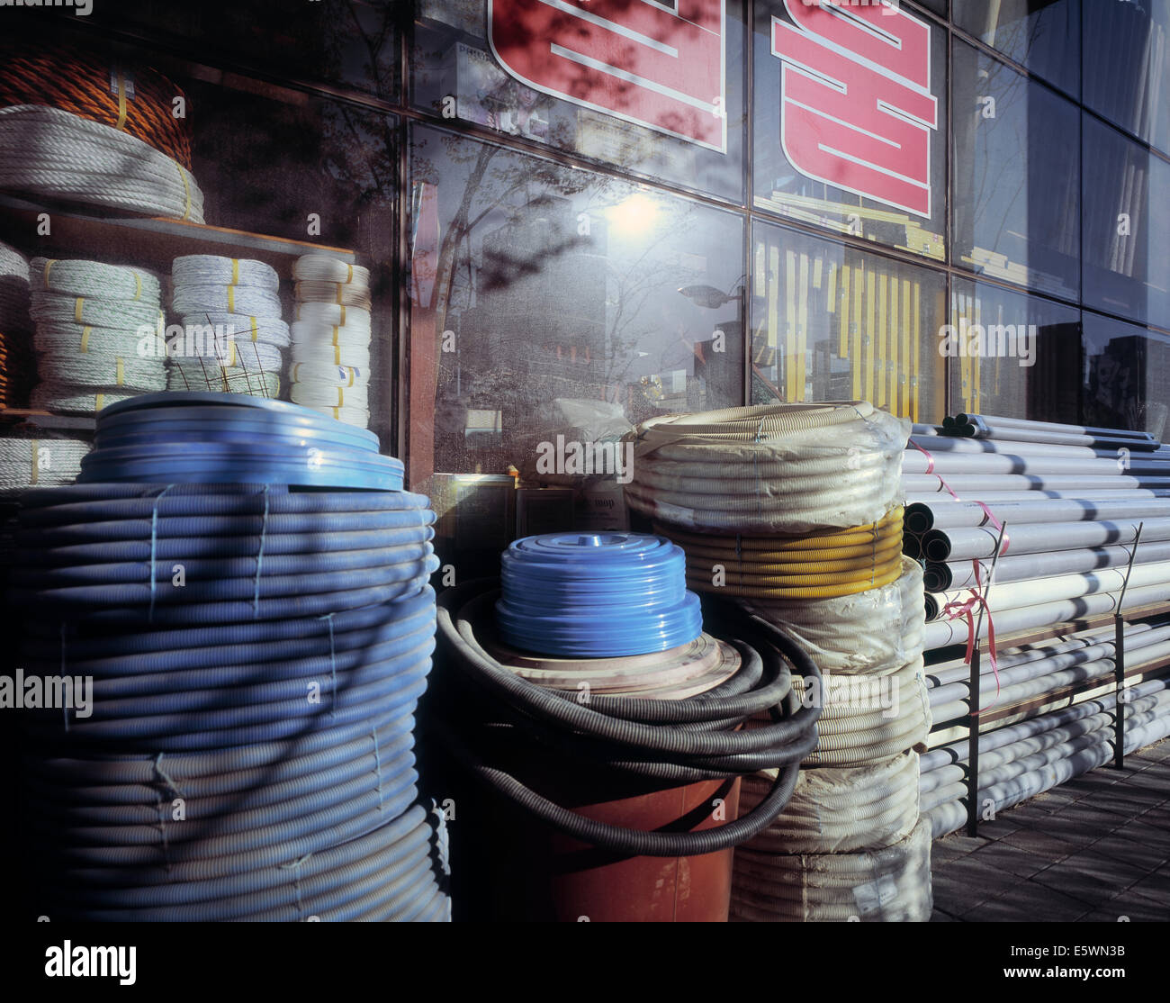 Recogida de la mercancía en la pantalla delante de una ferretería en Seúl, Corea del Sur Foto de stock