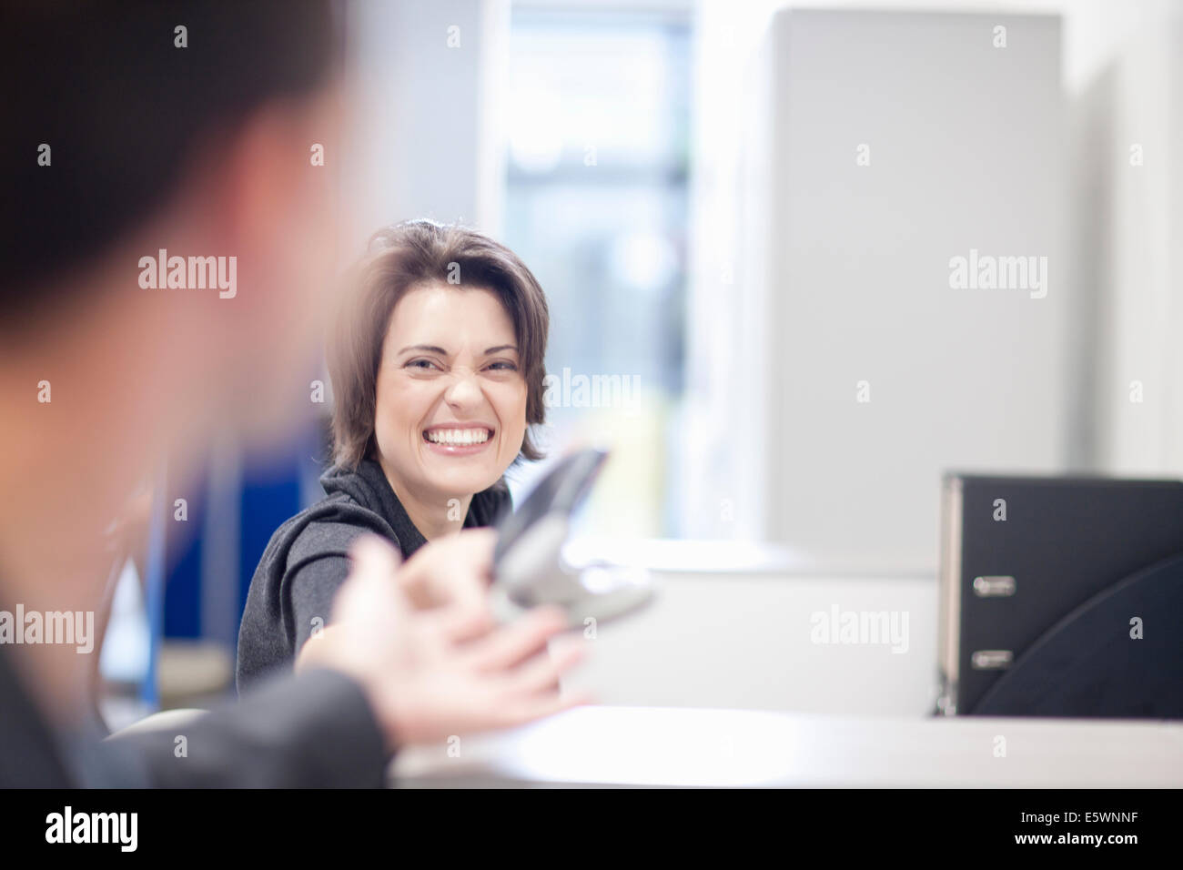Trabajador de oficina femenina riendo Foto de stock