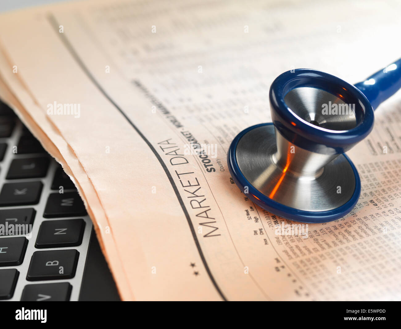 Health Check financiero: estetoscopio sobre papel de diario con los mercados financieros para invertir Foto de stock