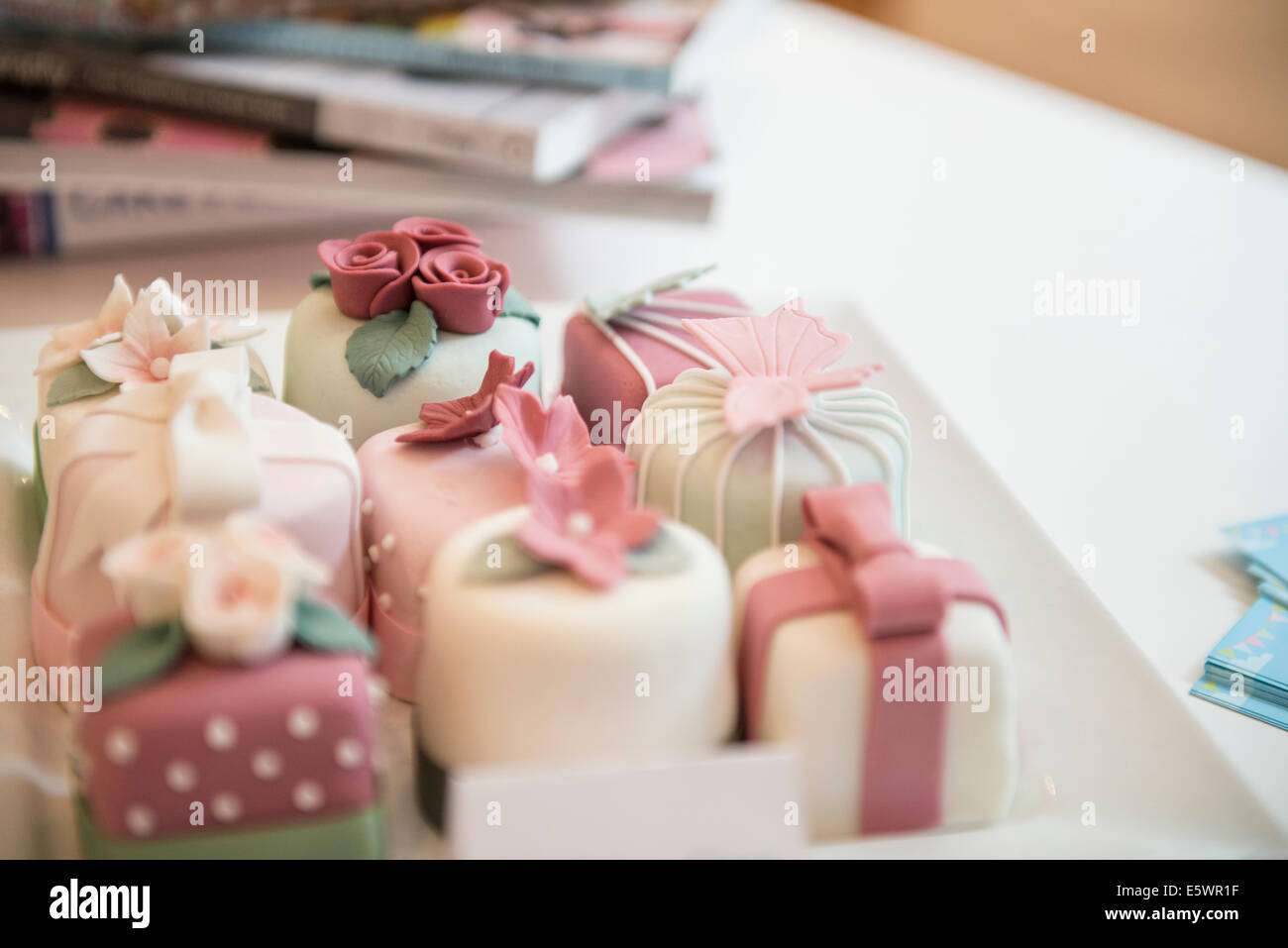 Cerca de gran variedad de tortas decoradas individualmente en panadería Foto de stock