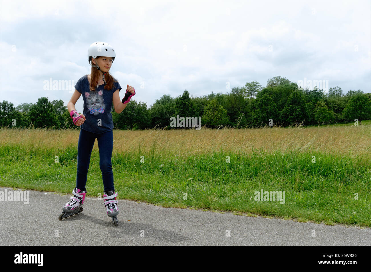 Chica patinar en el parque Foto de stock