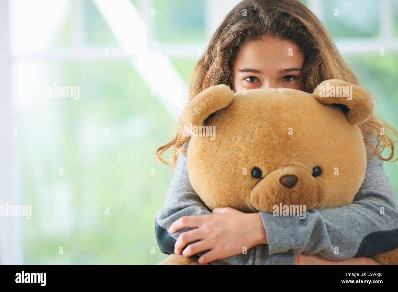 Retrato de joven abrazando a Teddy bear Foto de stock