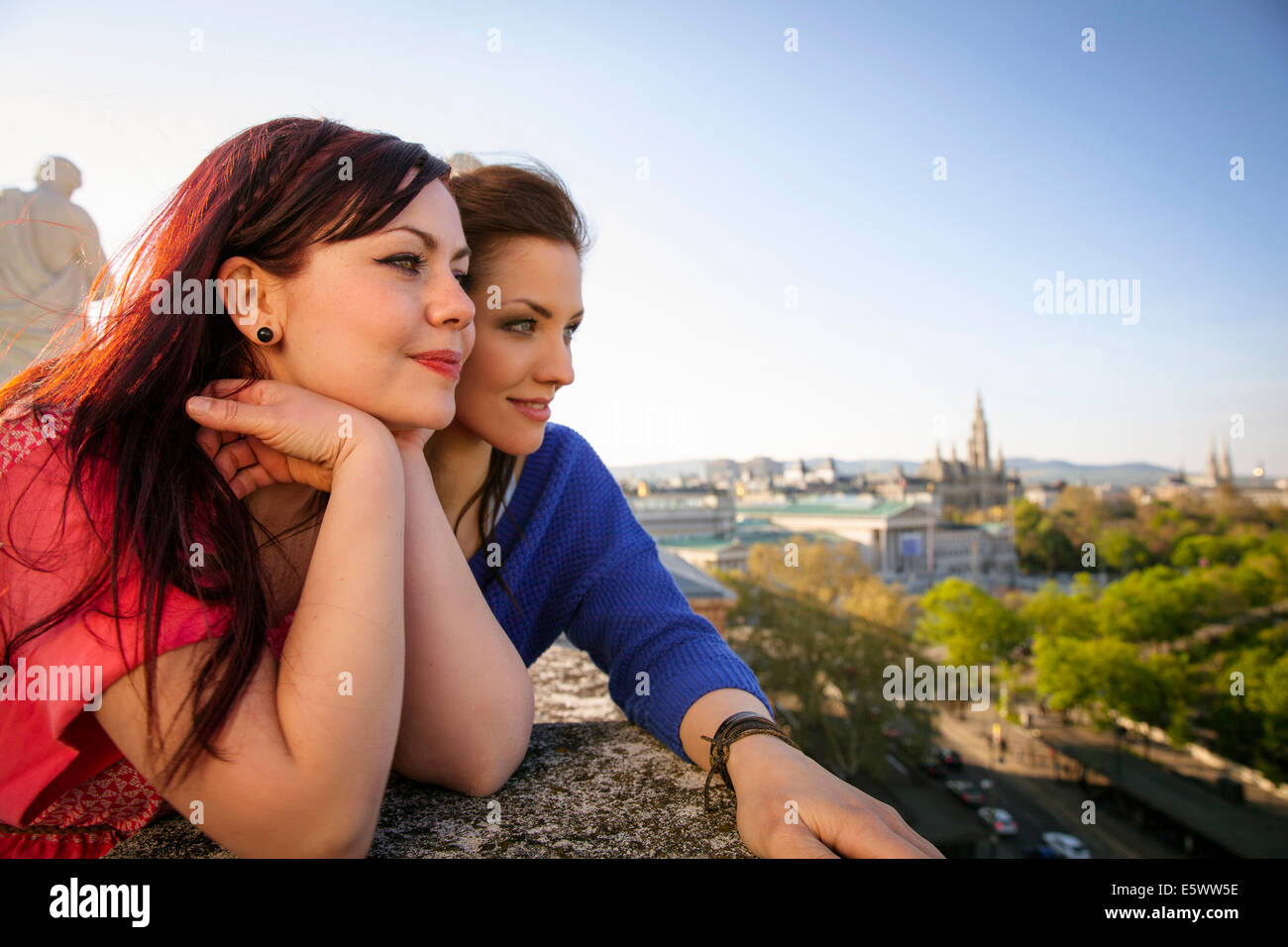 Dos jóvenes mujeres adultas admirando la vista, Viena, Austria Foto de stock