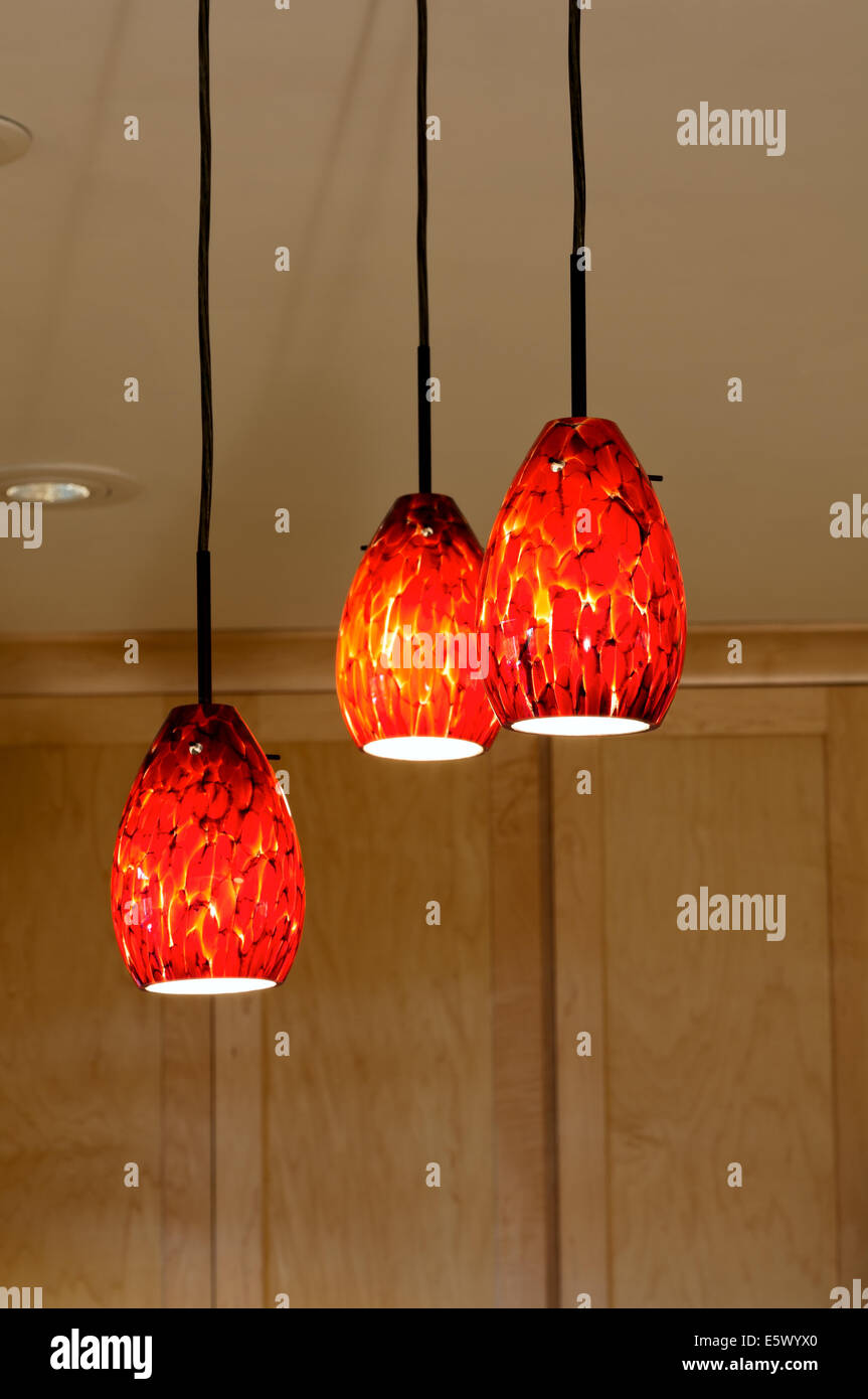 Las lámparas colgantes de cristal decorativo colgando del techo de la cocina  y gabinetes de arce detrás de ellos Fotografía de stock - Alamy