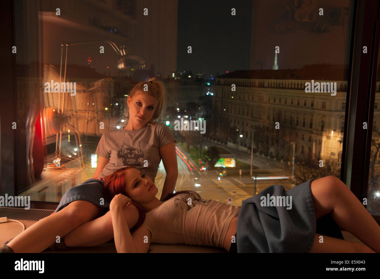 Las mujeres jóvenes apoyado por la ventana del hotel con vista, Viena, Austria Foto de stock