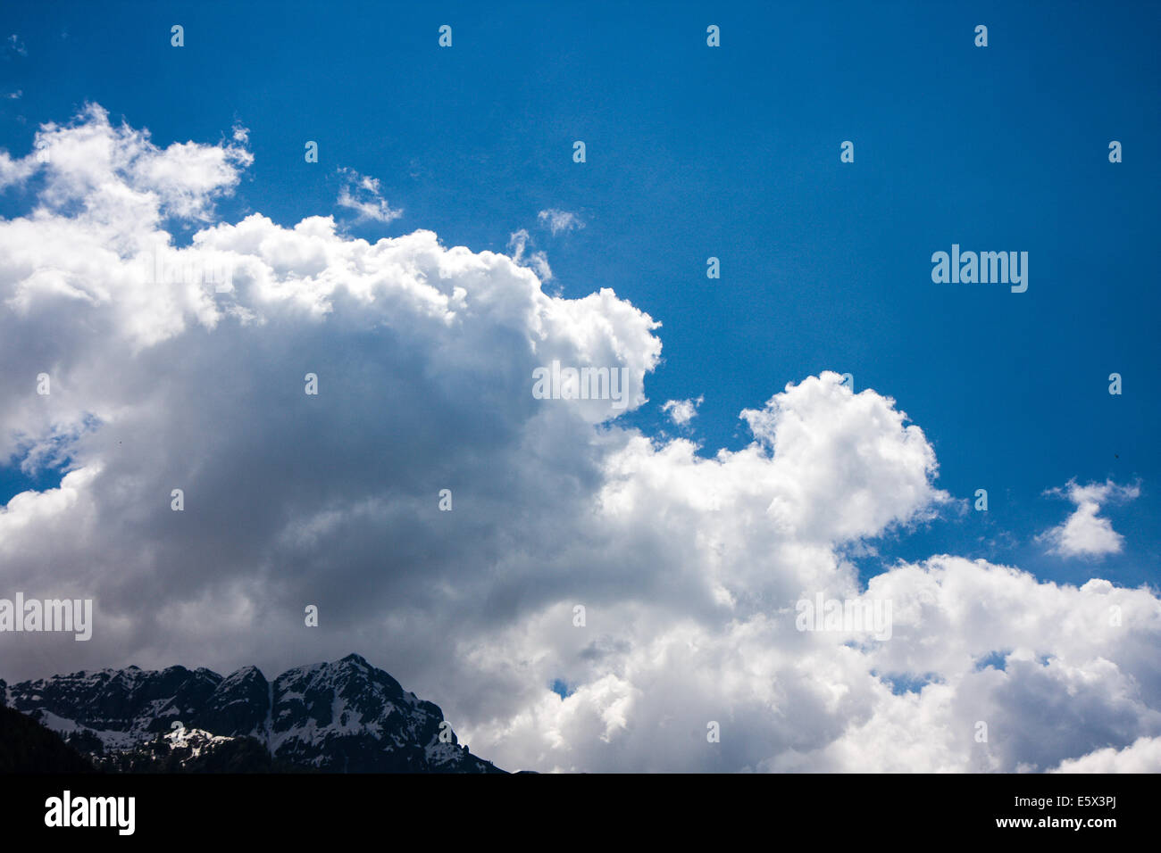 La montaña y las nubes Foto de stock