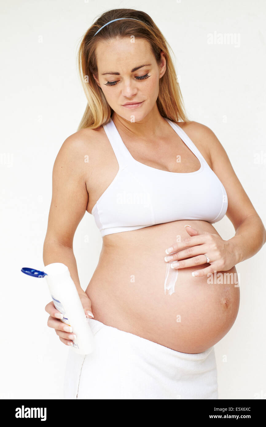 Mujer embarazada hidratante Foto de stock