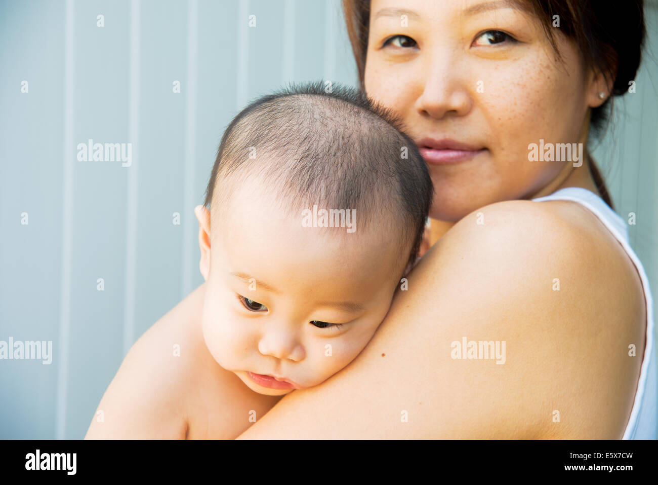 Close Up retrato de la madre y el bebé cansado boy Foto de stock