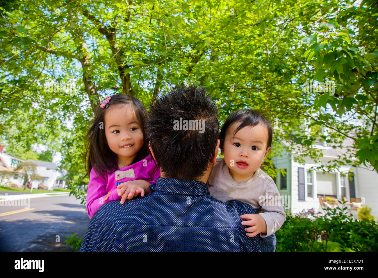 Retrato de mediados adulto padre con Baby Boy y Girl toddler sobre el hombro Foto de stock