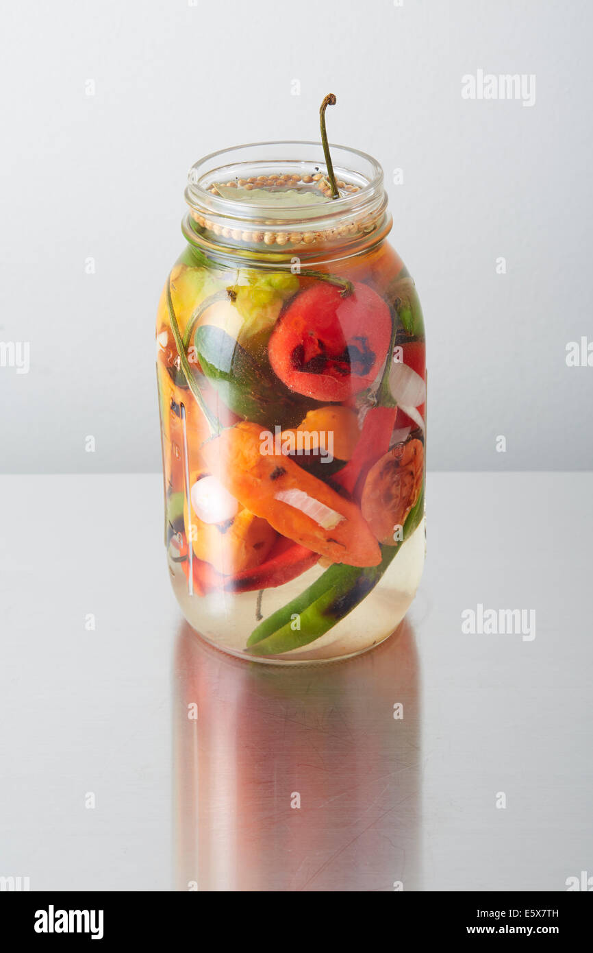 Selección de chiles de verano listo para encurtir en jar Foto de stock