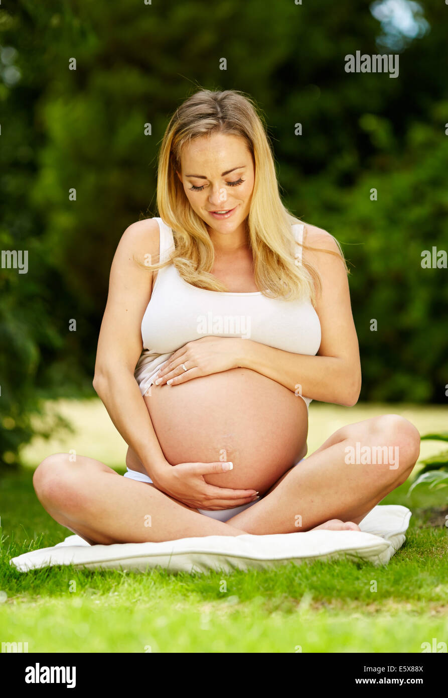 Mujer embarazada Yoga Foto de stock