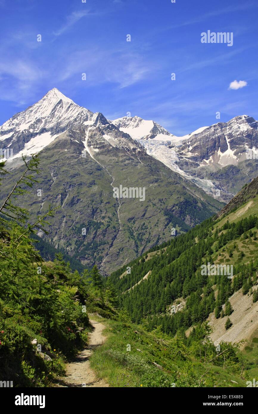Increíbles vistas de touristi trail cerca del Matterhorn en los Alpes suizos Foto de stock