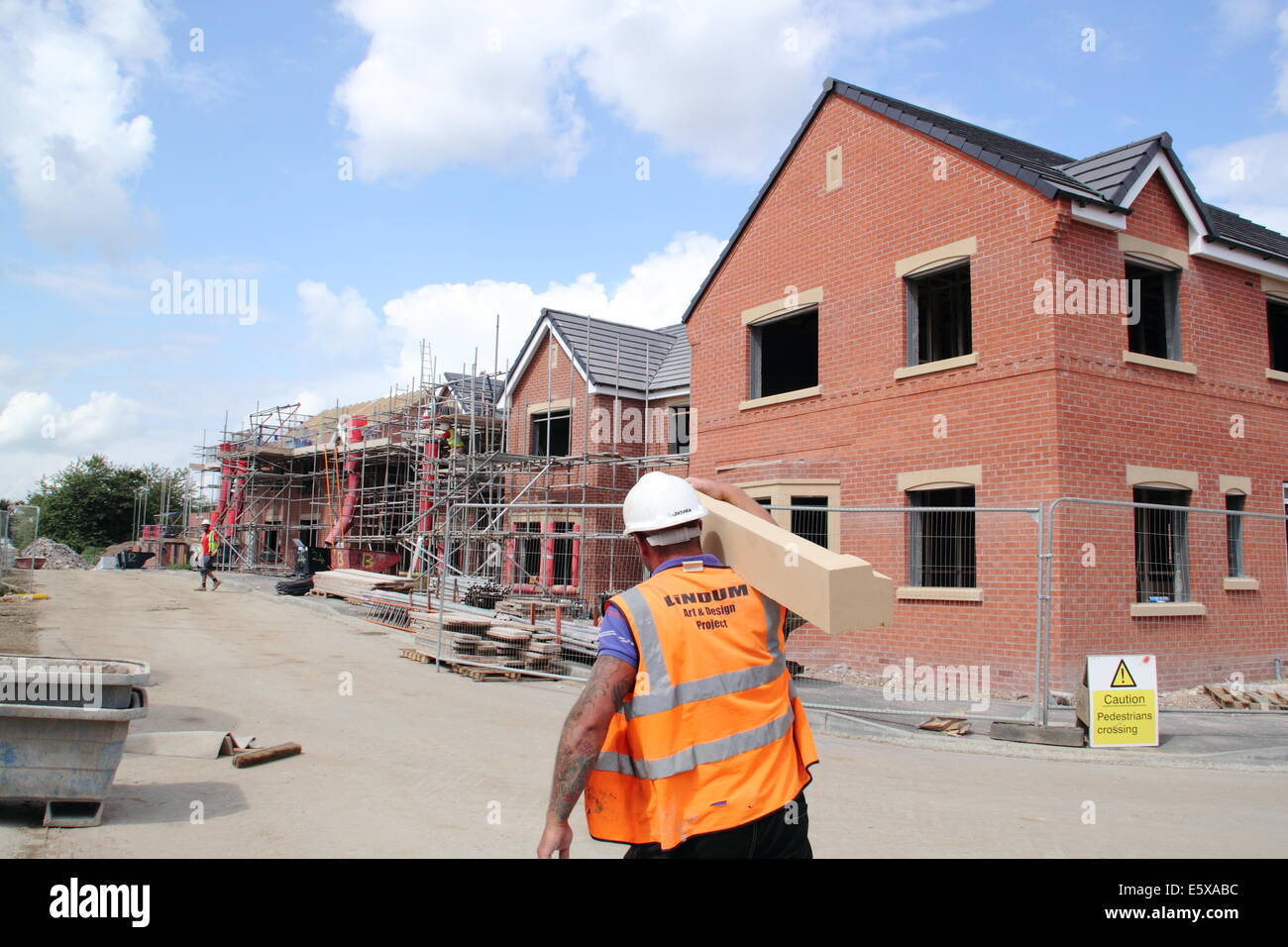 Las nuevas viviendas construidas en UK sitio de construcción, Derbyshire, Gran Bretaña - Verano Foto de stock