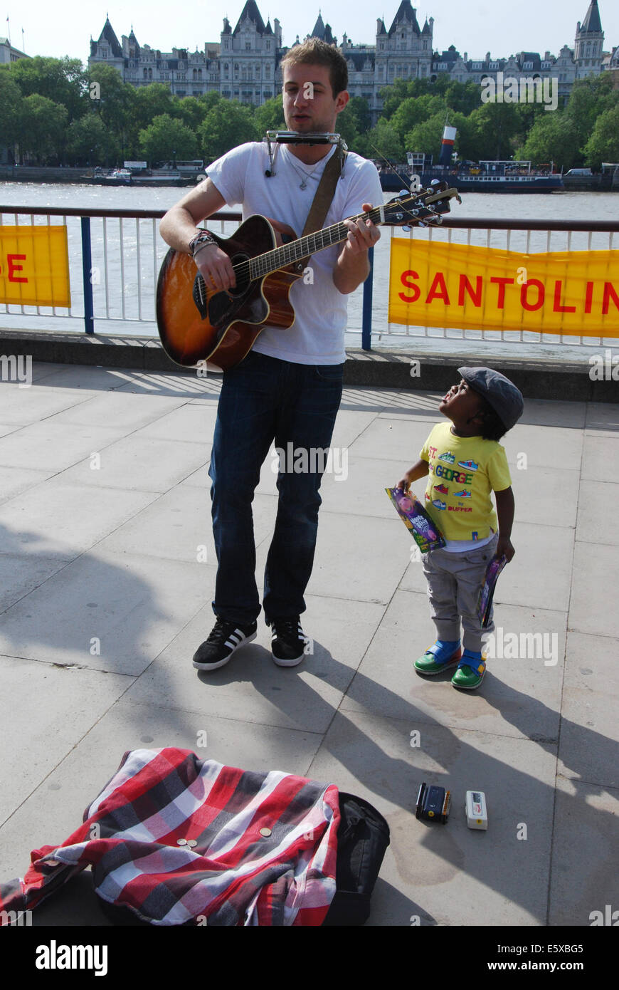 Músico callejero en el South Bank de Londres Reino Unido Foto de stock